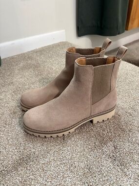 Crown Vintage Beige Suede Taylen Booties - Size 7